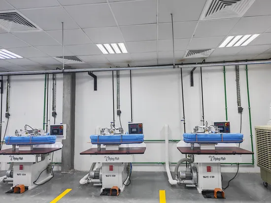 Máquina simulada de lavandería con prensa en forma de cuerpo